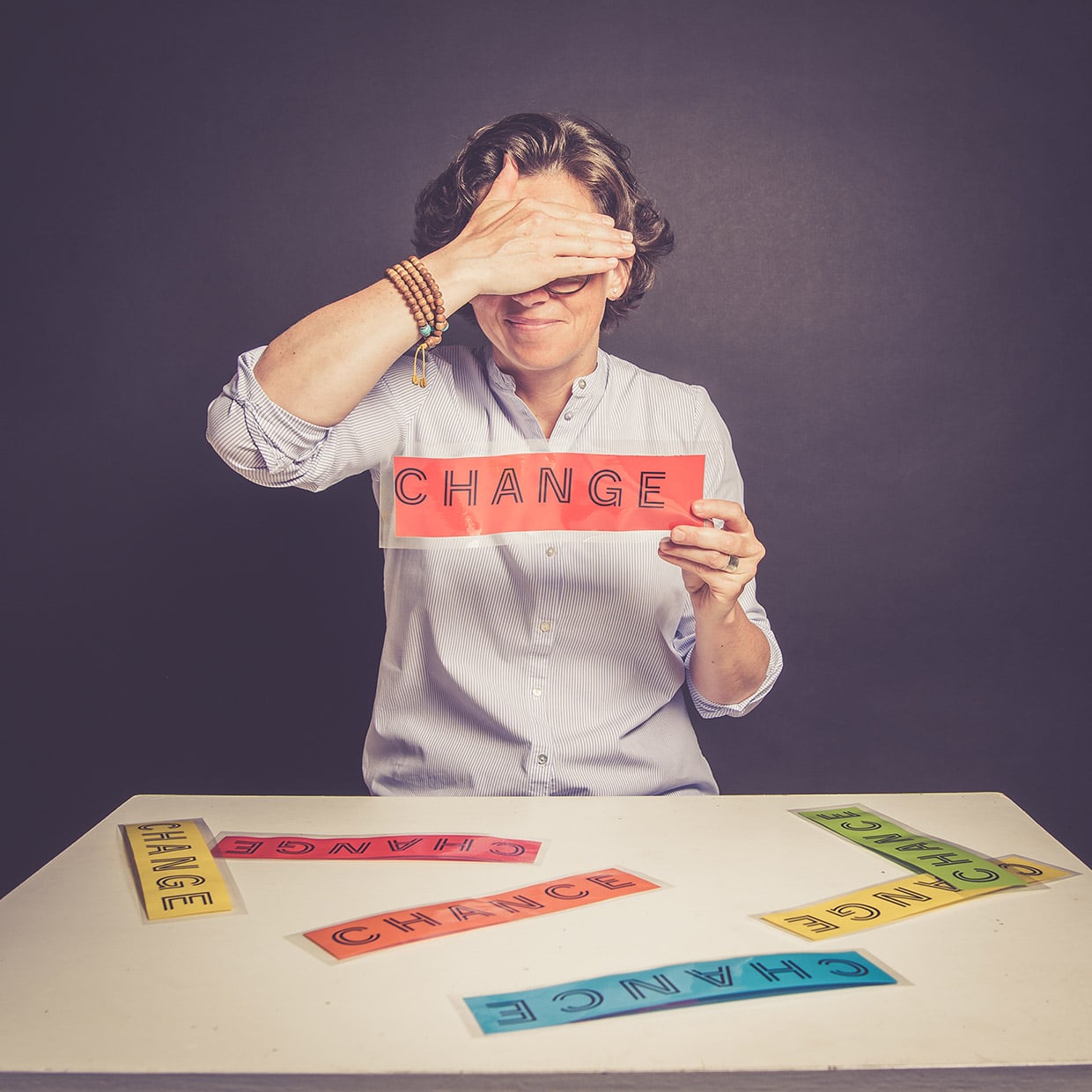 Abbildung Tina Clauß mit Schild Change