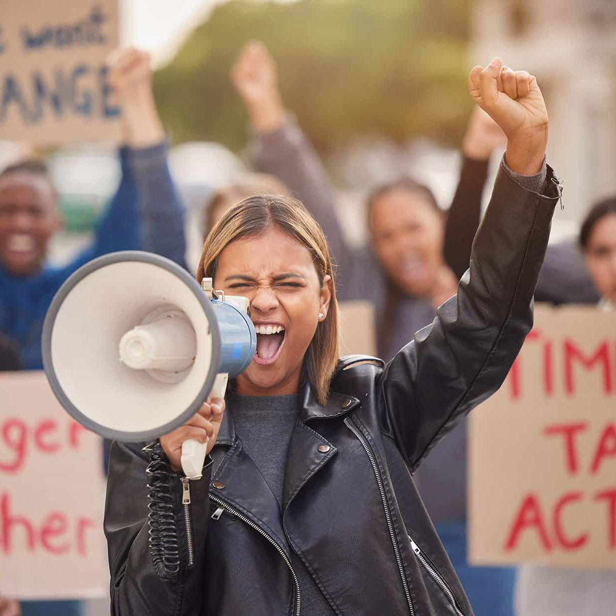 Abbildung junge Frau auf Demo